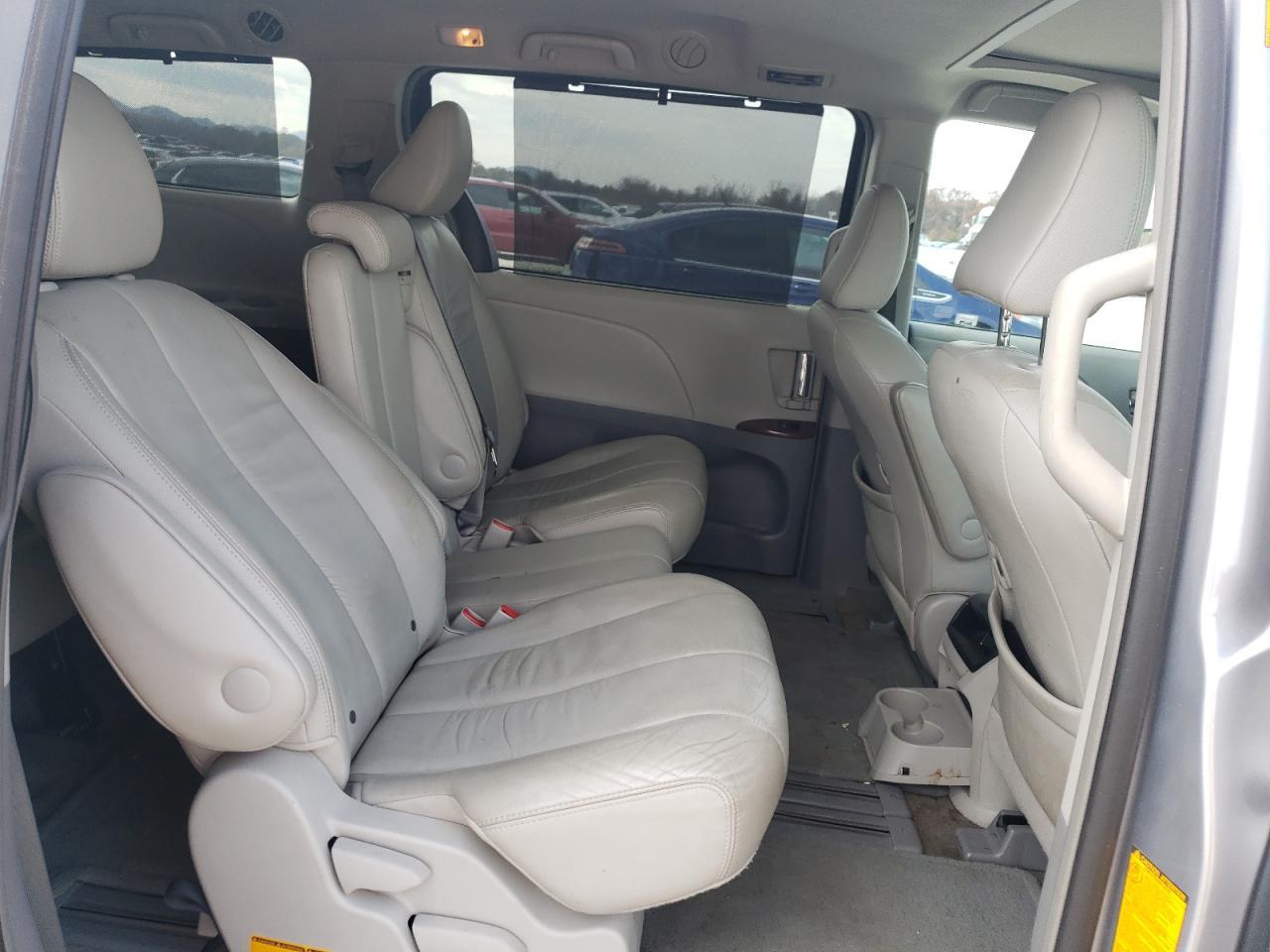 2012 TOYOTA SIENNA