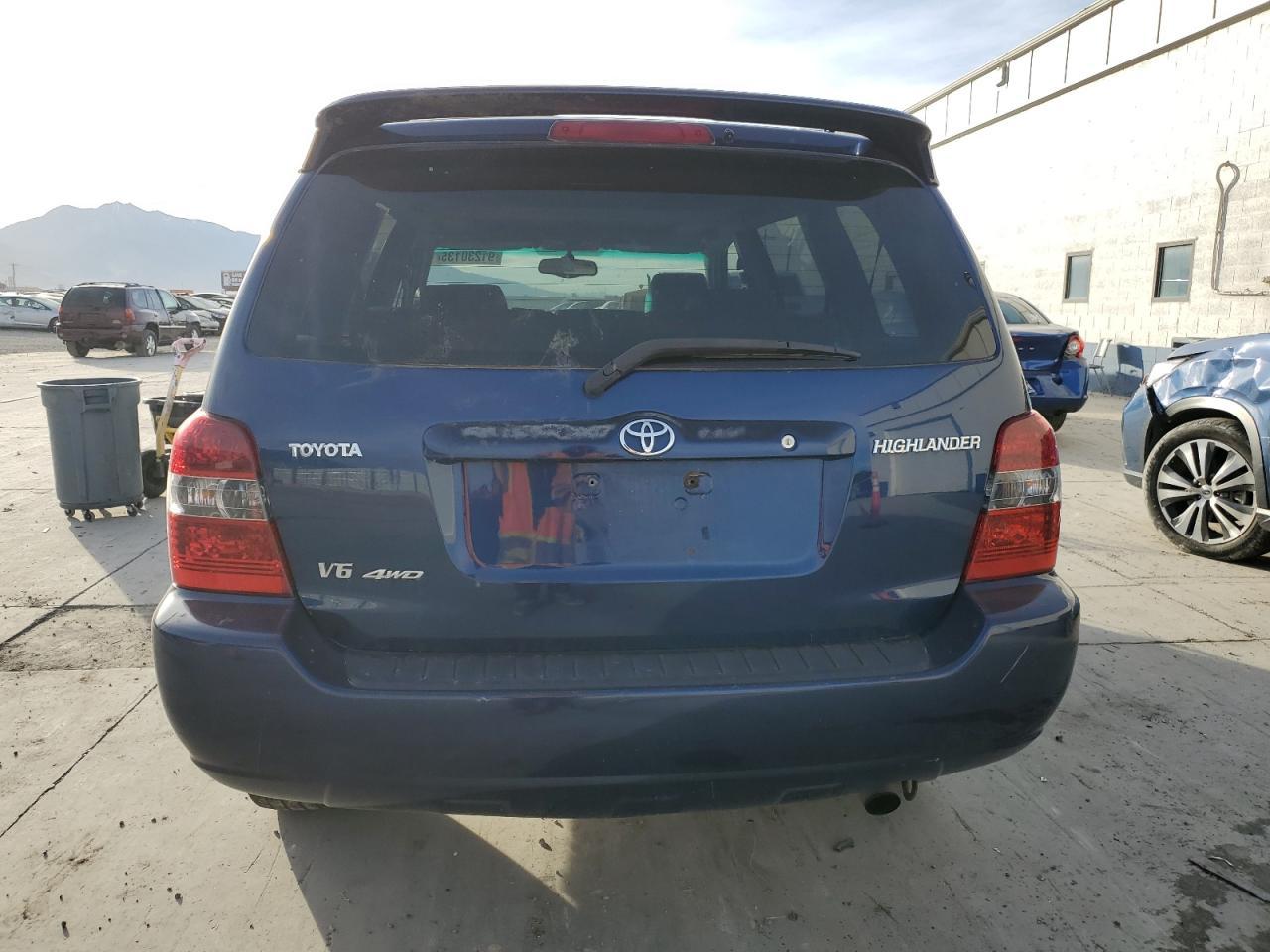 2004 TOYOTA HIGHLANDER