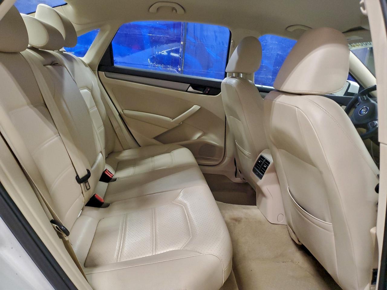 2014 VOLKSWAGEN Passat