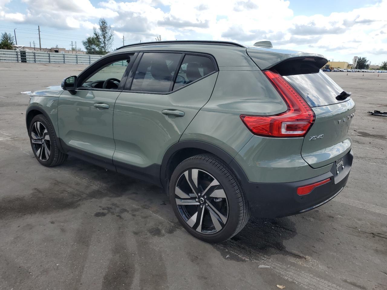 2025 VOLVO XC40
