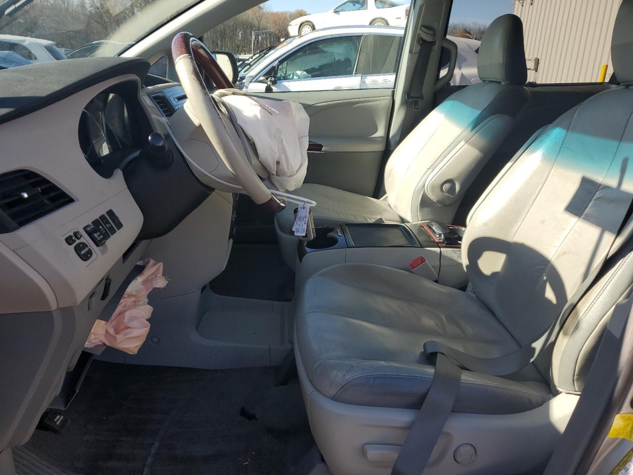 2012 TOYOTA SIENNA