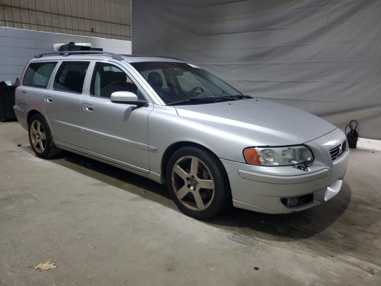 2005 VOLVO V70