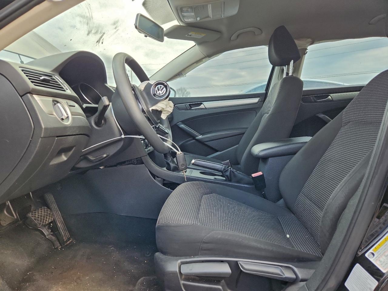 2016 VOLKSWAGEN Passat