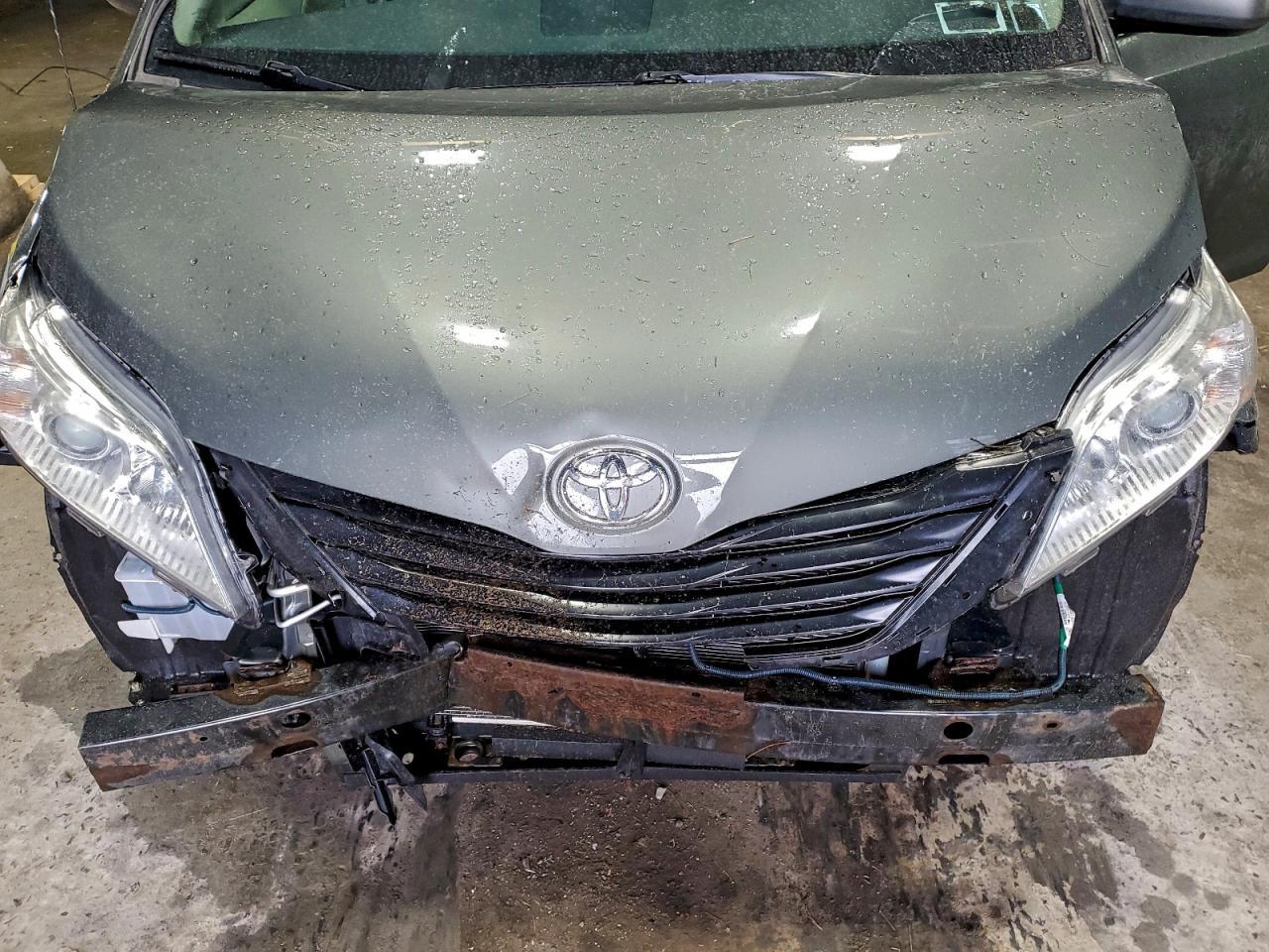 2014 TOYOTA SIENNA