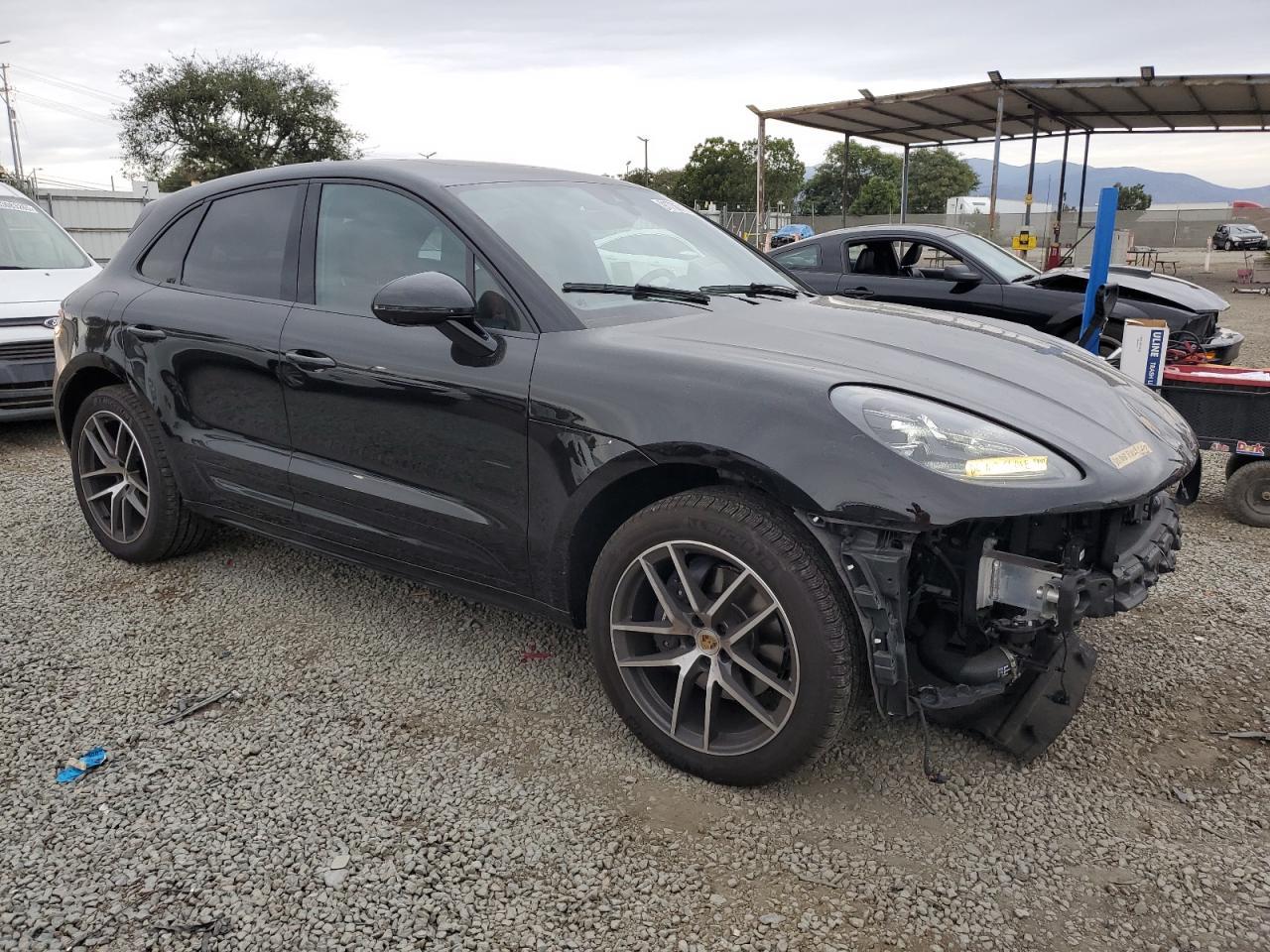 2025 PORSCHE Macan