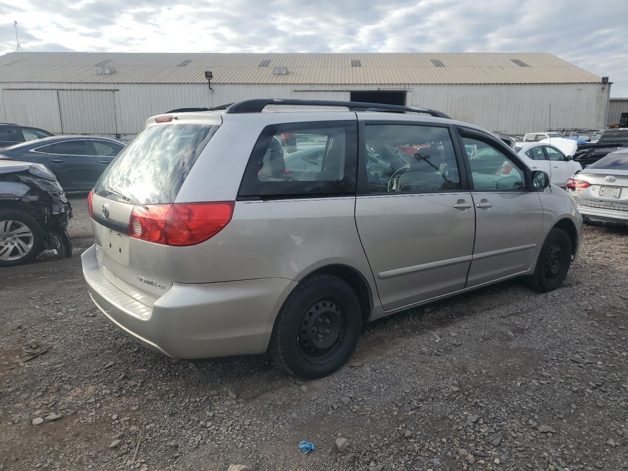 2010 TOYOTA SIENNA