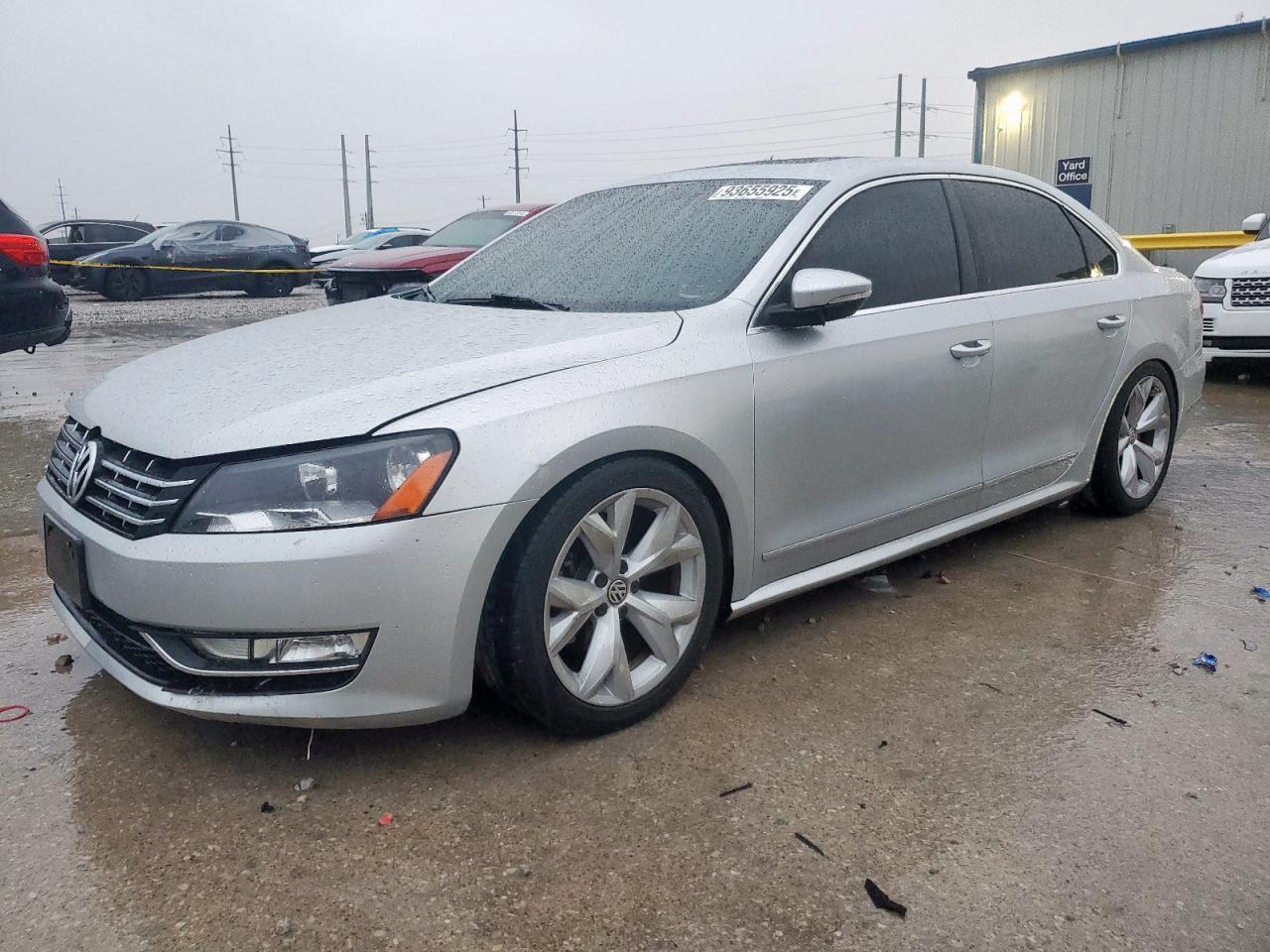 2013 VOLKSWAGEN Passat