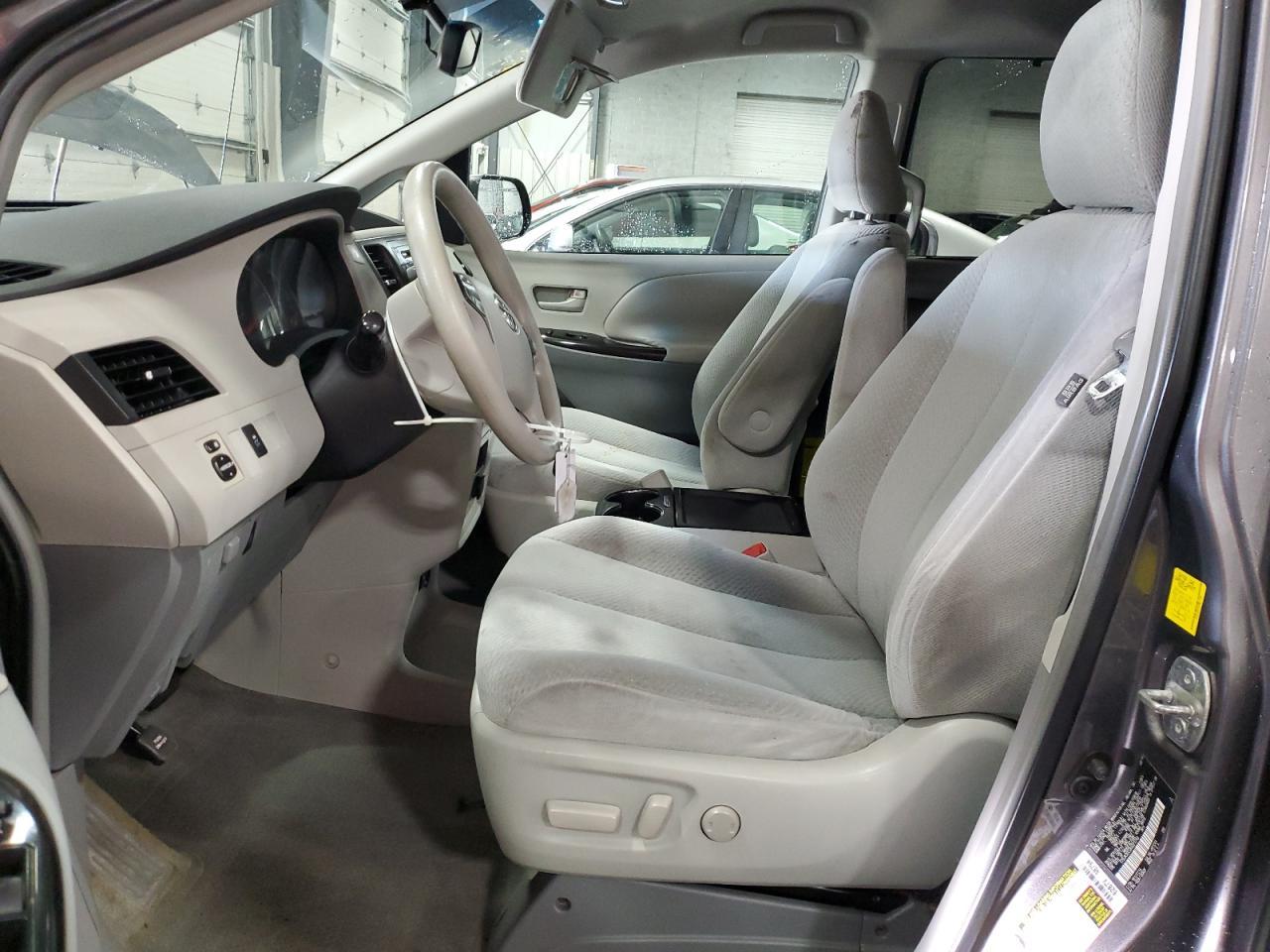2011 TOYOTA SIENNA