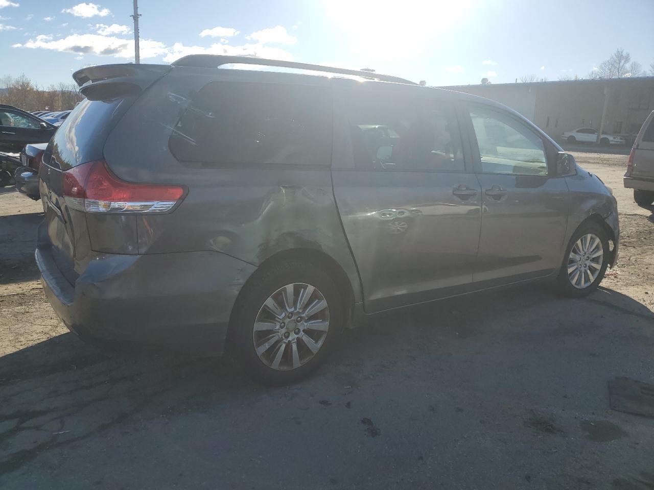 2011 TOYOTA SIENNA