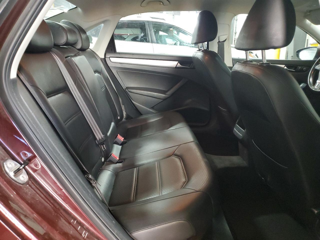 2012 VOLKSWAGEN Passat