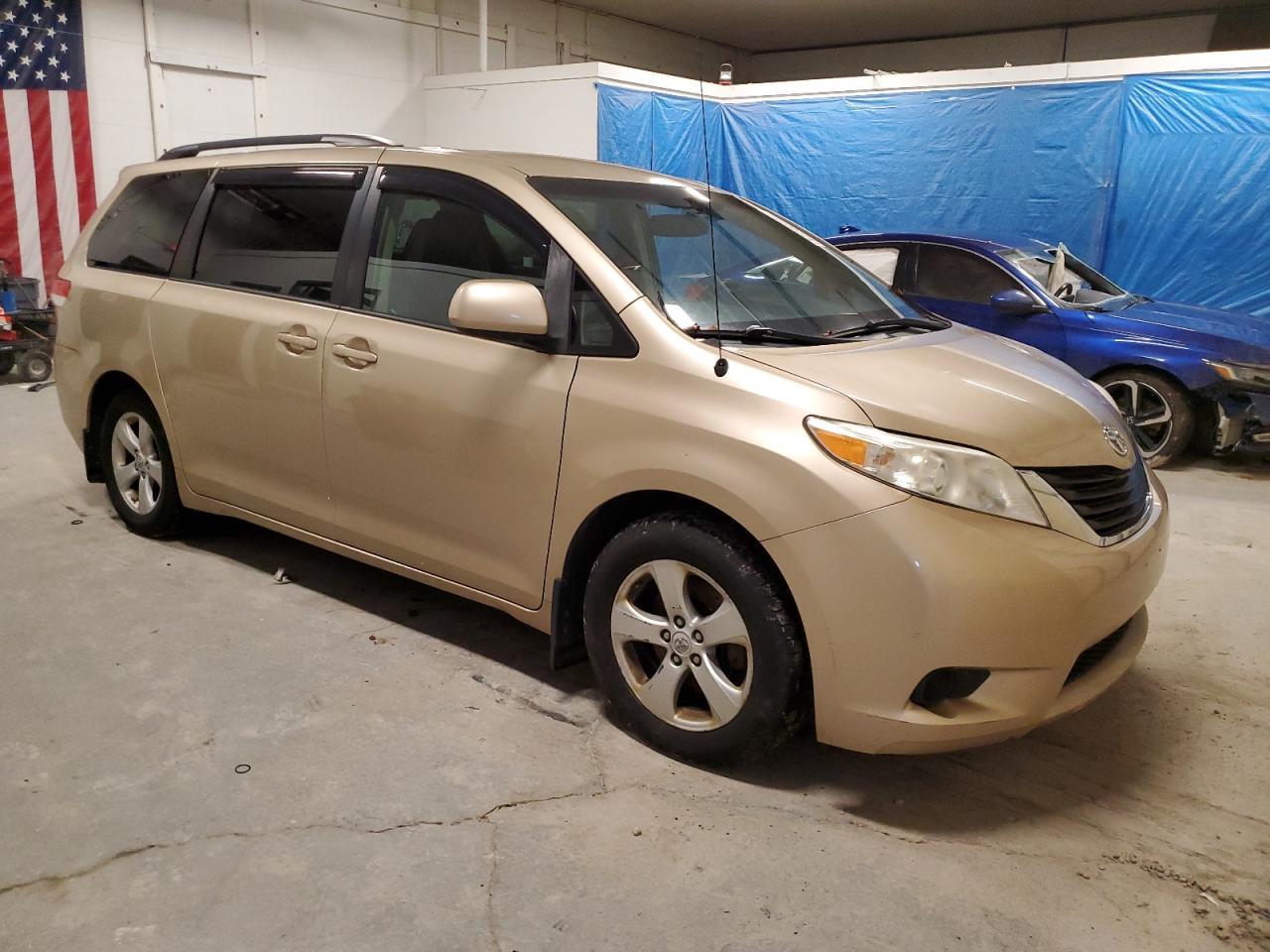 2011 TOYOTA SIENNA