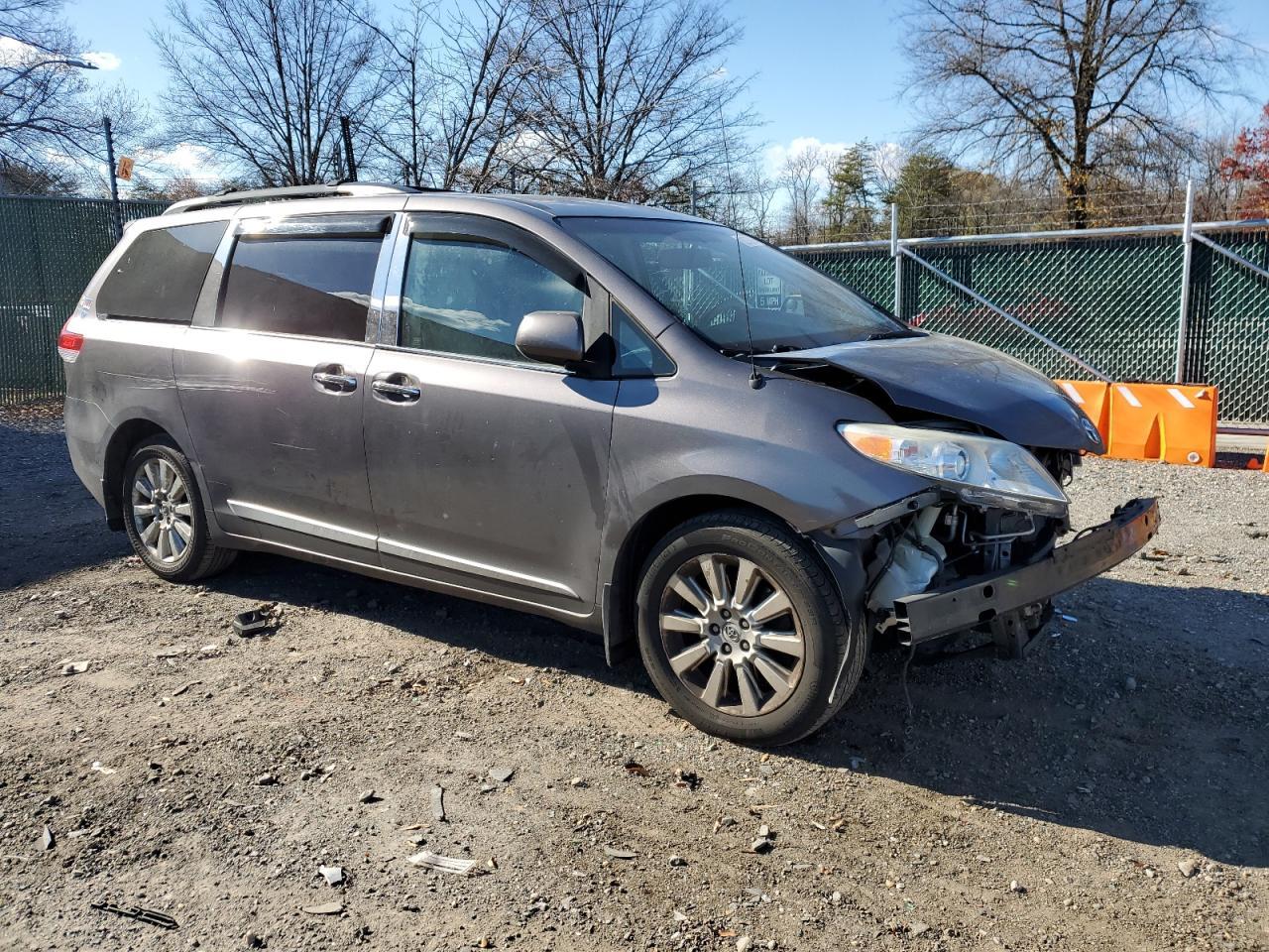 2014 TOYOTA SIENNA