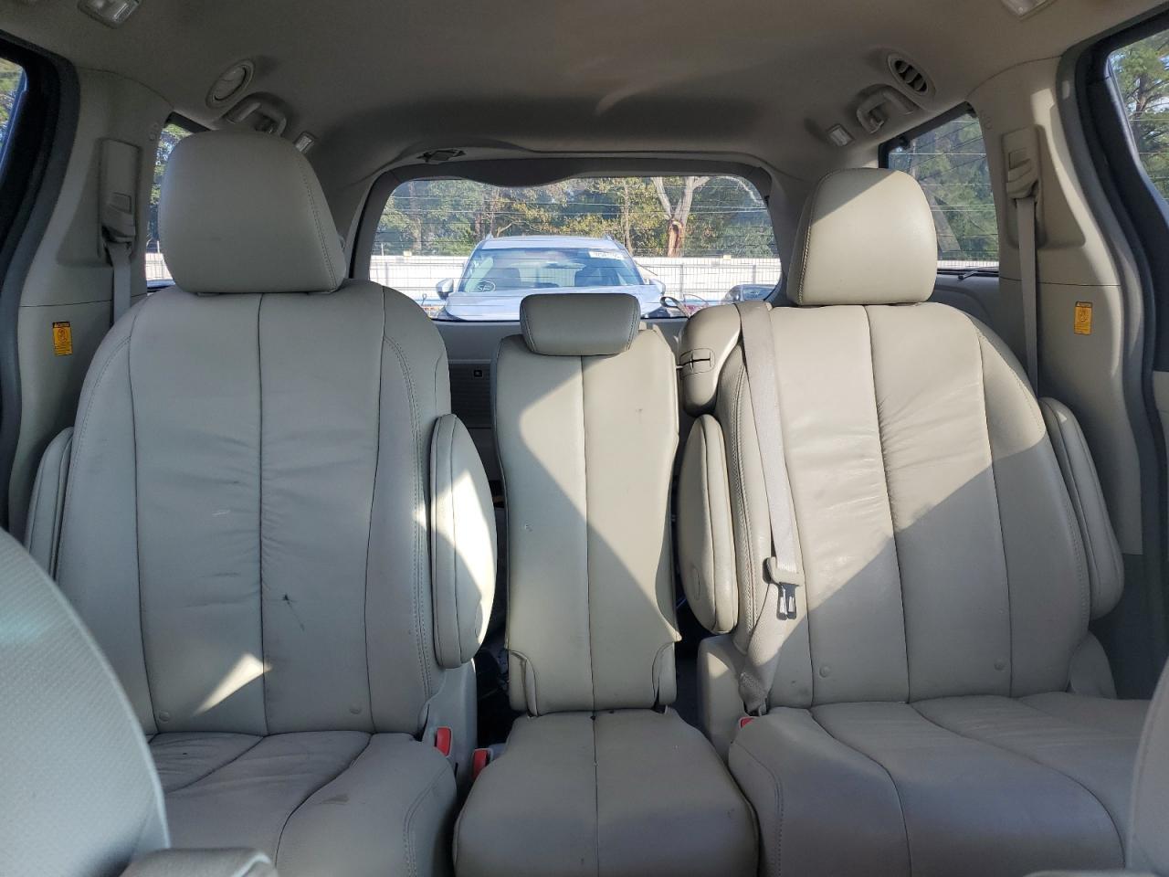 2011 TOYOTA SIENNA