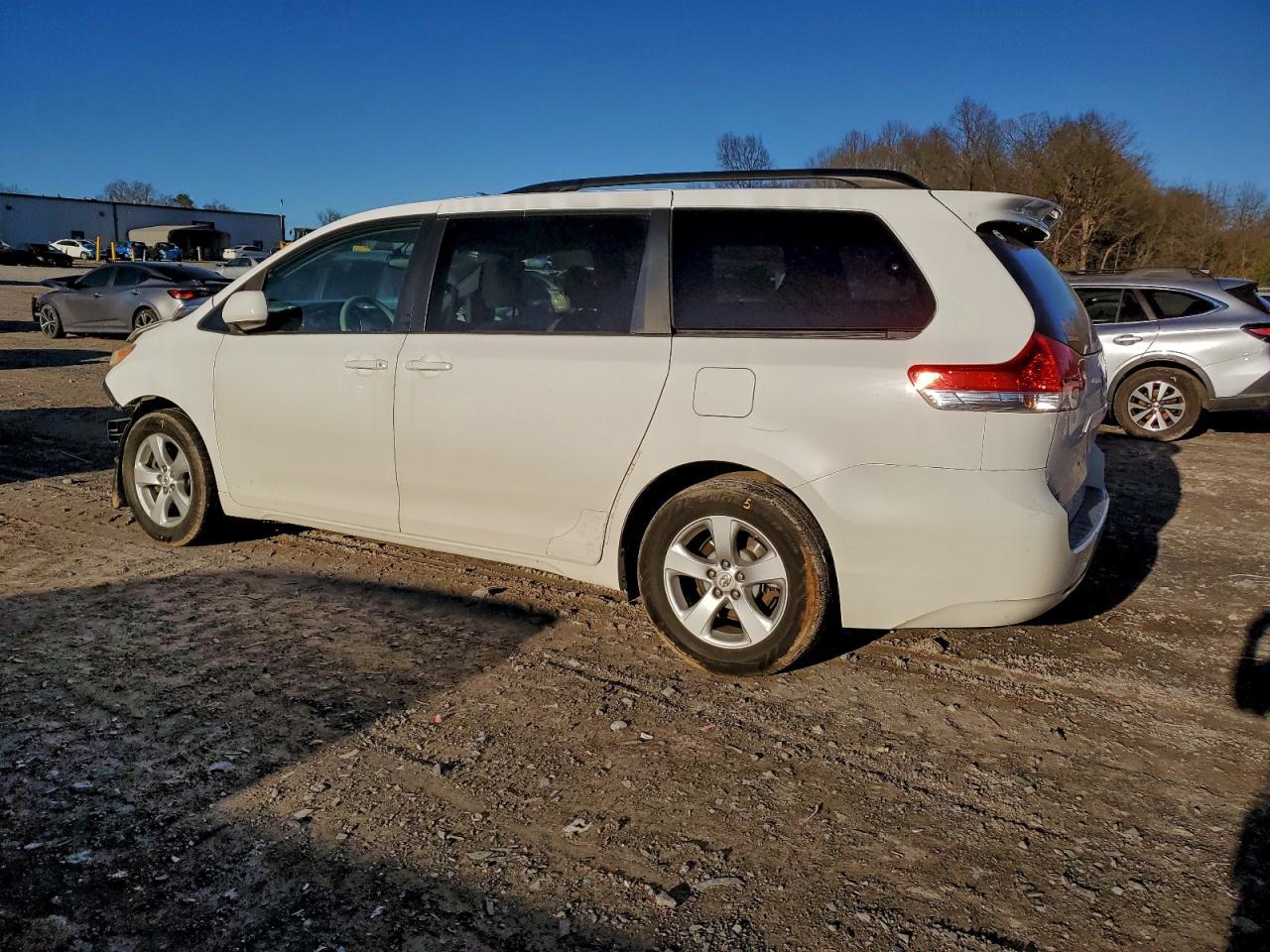 2011 TOYOTA SIENNA