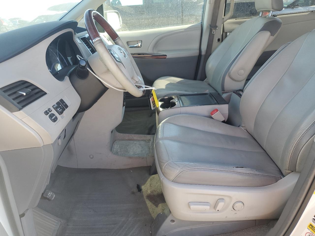 2012 TOYOTA SIENNA