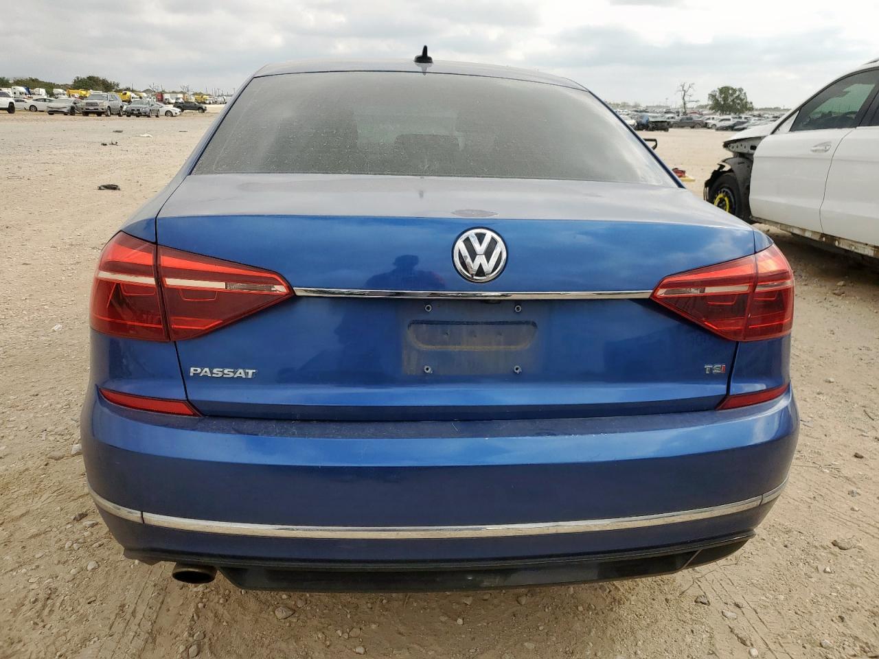 2017 VOLKSWAGEN Passat