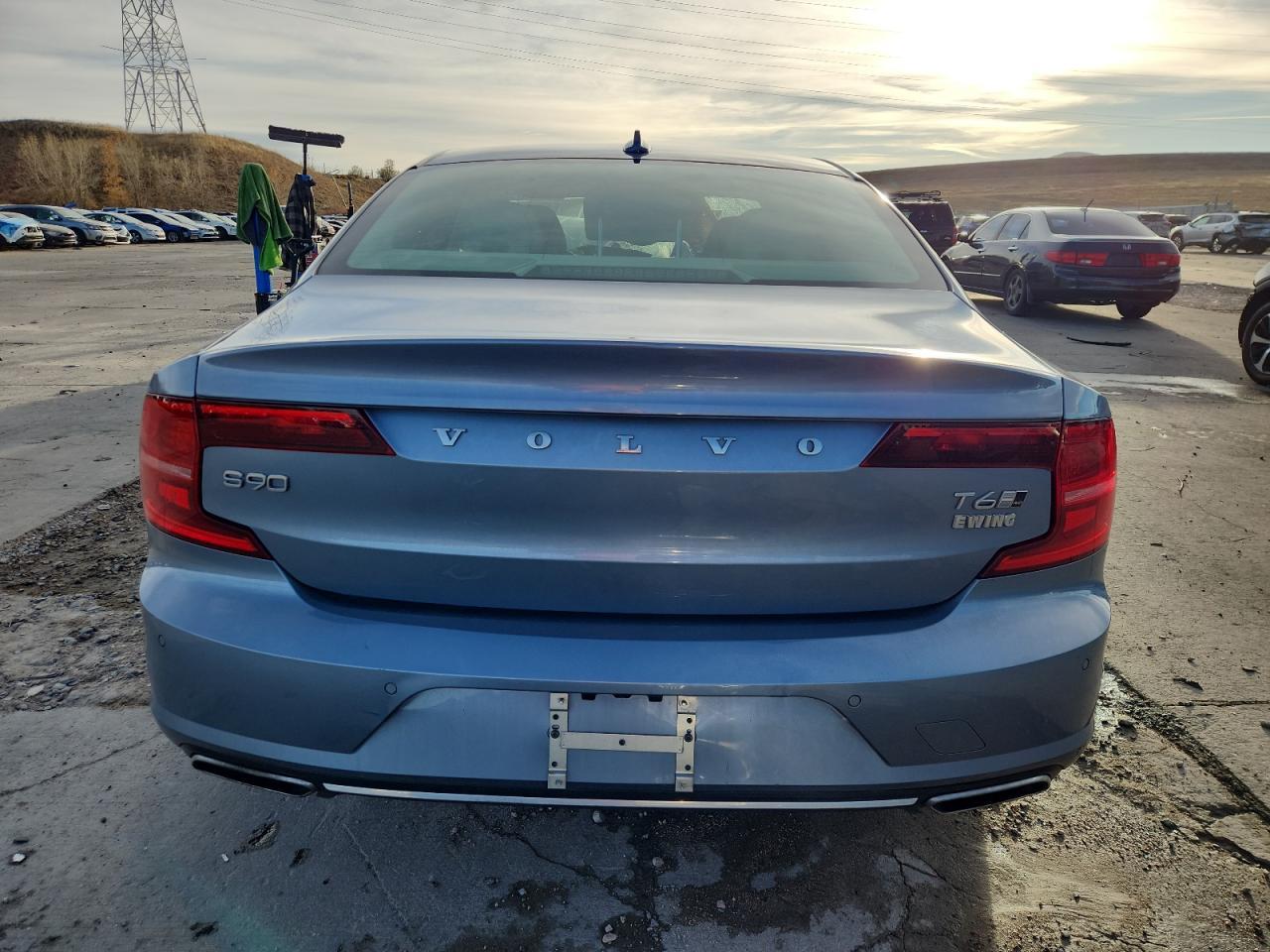 2017 VOLVO S90