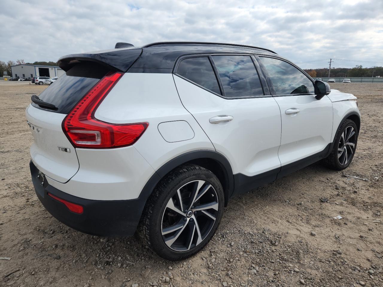 2021 VOLVO XC40