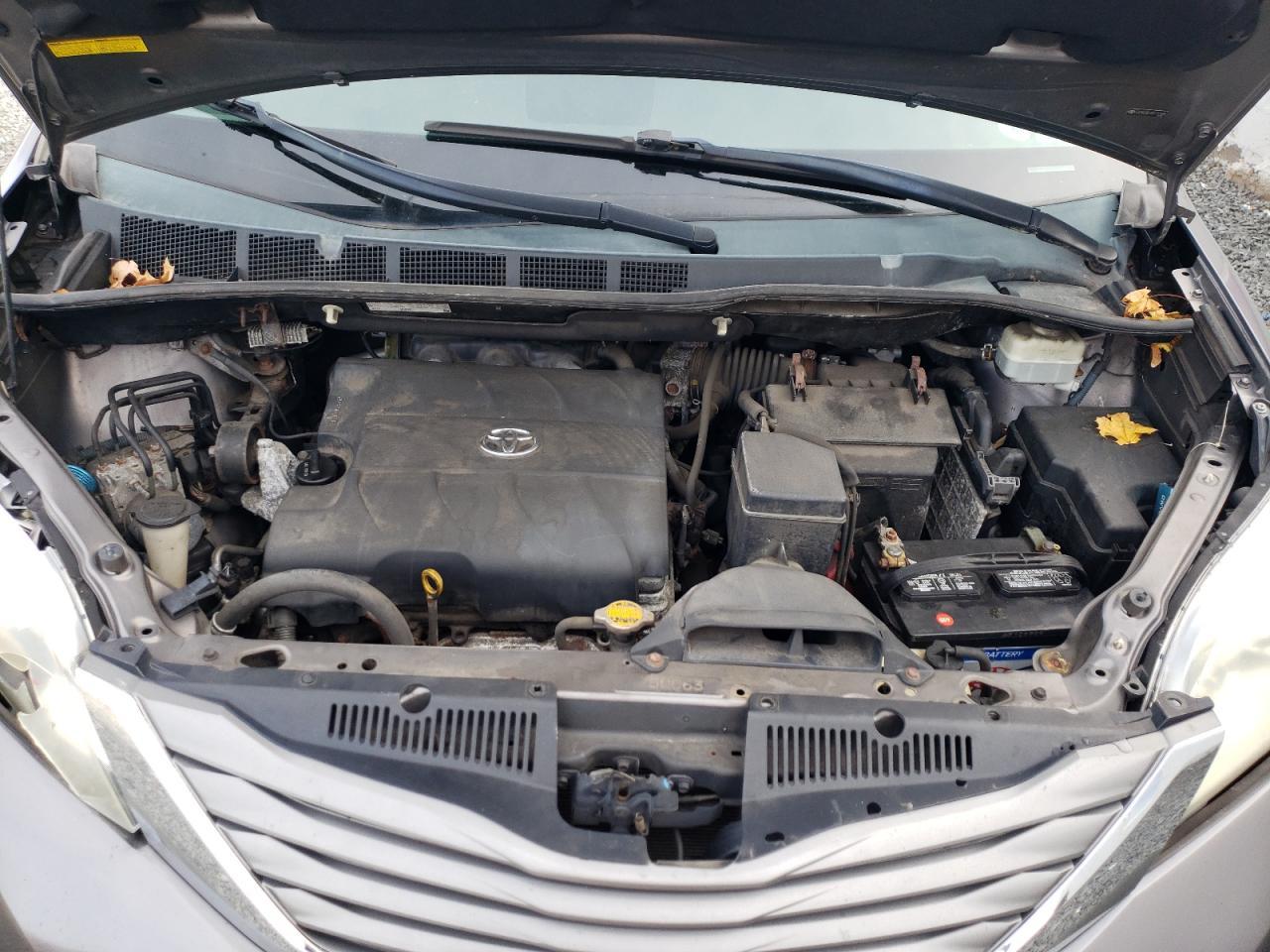 2011 TOYOTA SIENNA