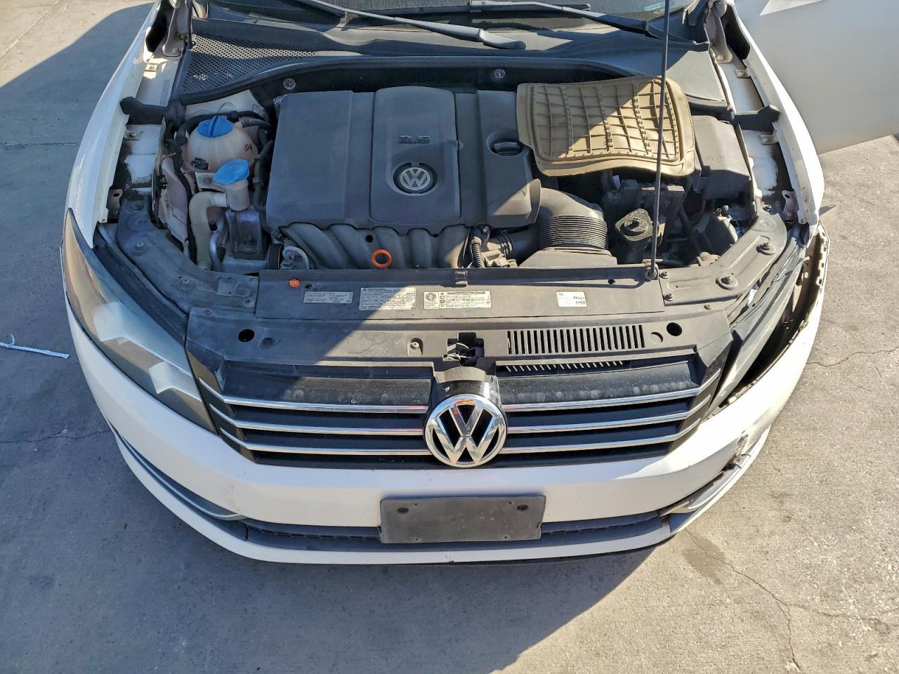 2012 VOLKSWAGEN Passat