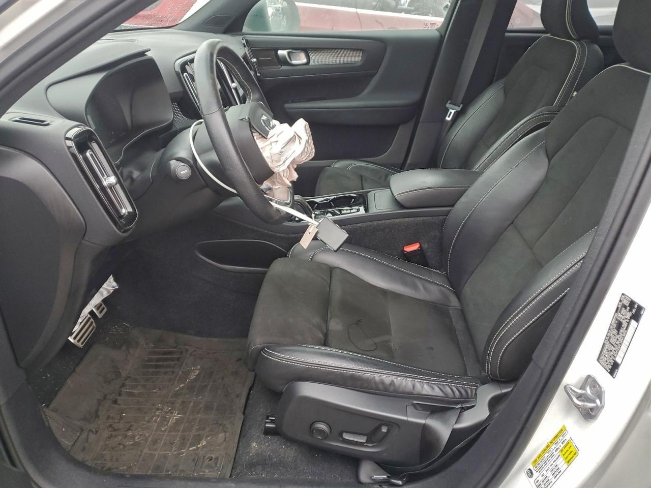 2021 VOLVO XC40