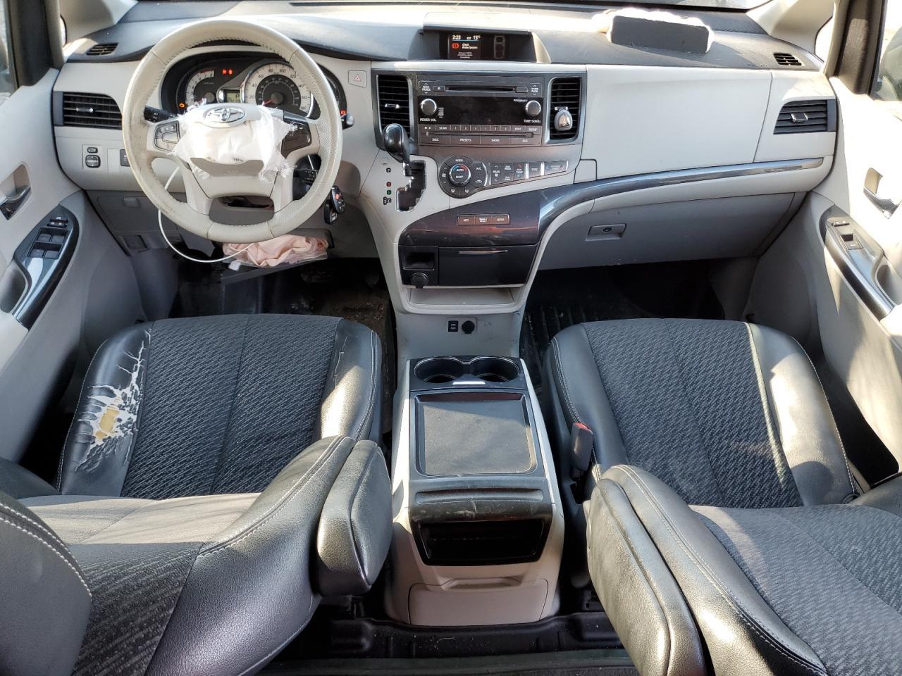 2011 TOYOTA SIENNA
