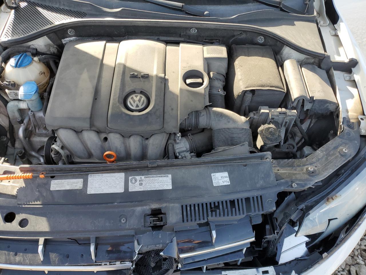 2013 VOLKSWAGEN Passat