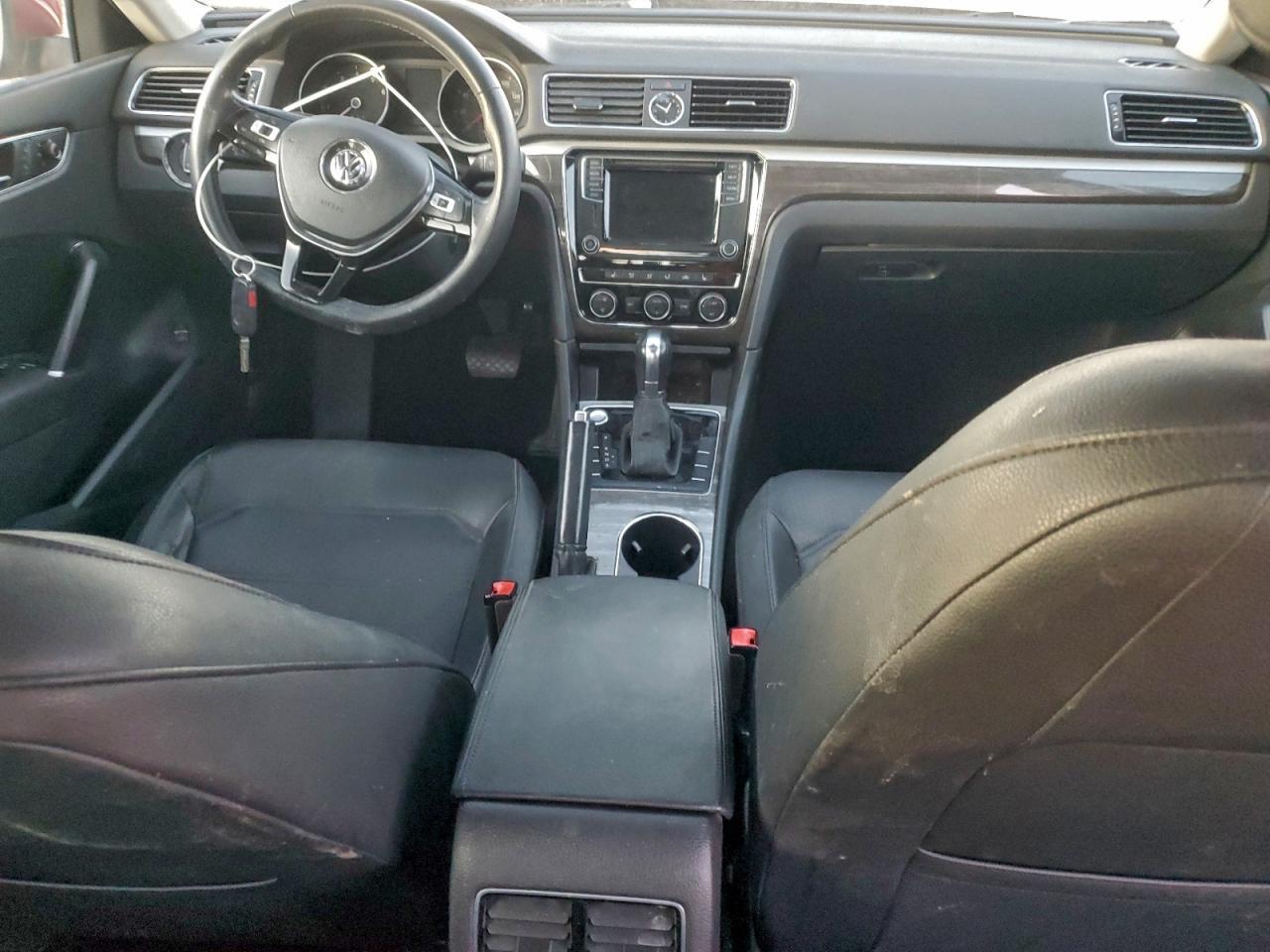 2017 VOLKSWAGEN Passat