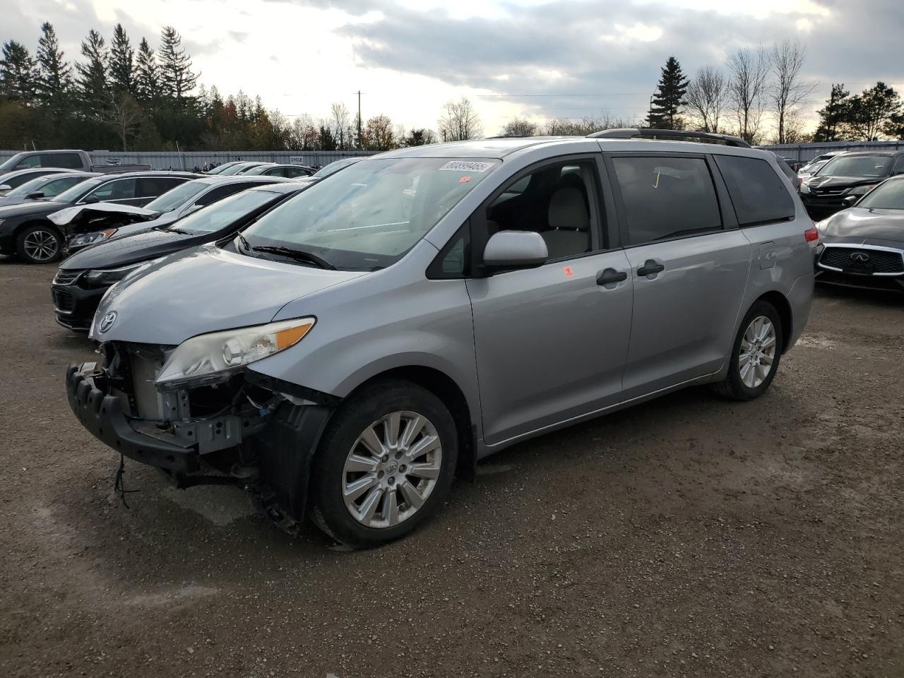 2013 TOYOTA SIENNA
