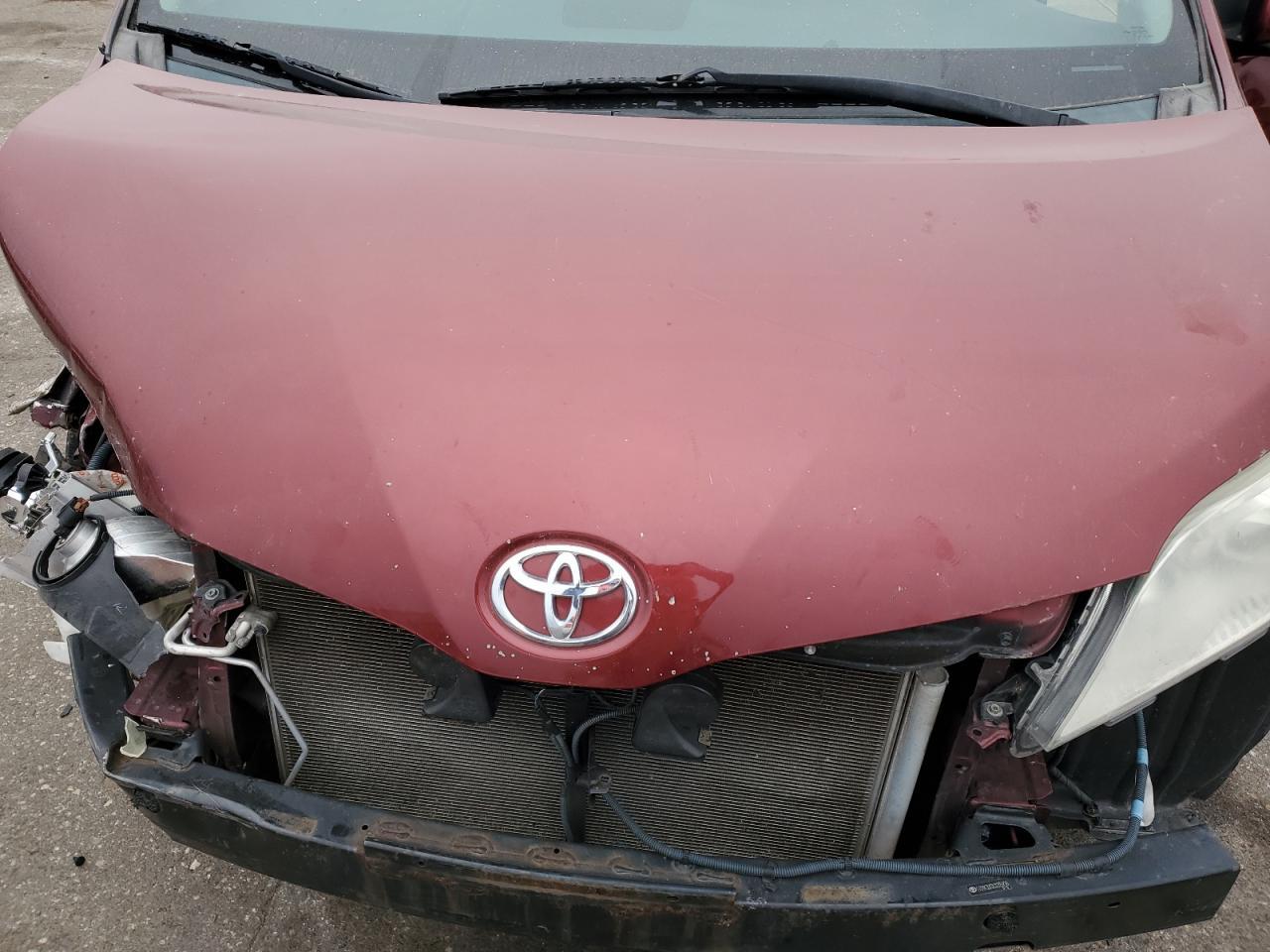 2012 TOYOTA SIENNA