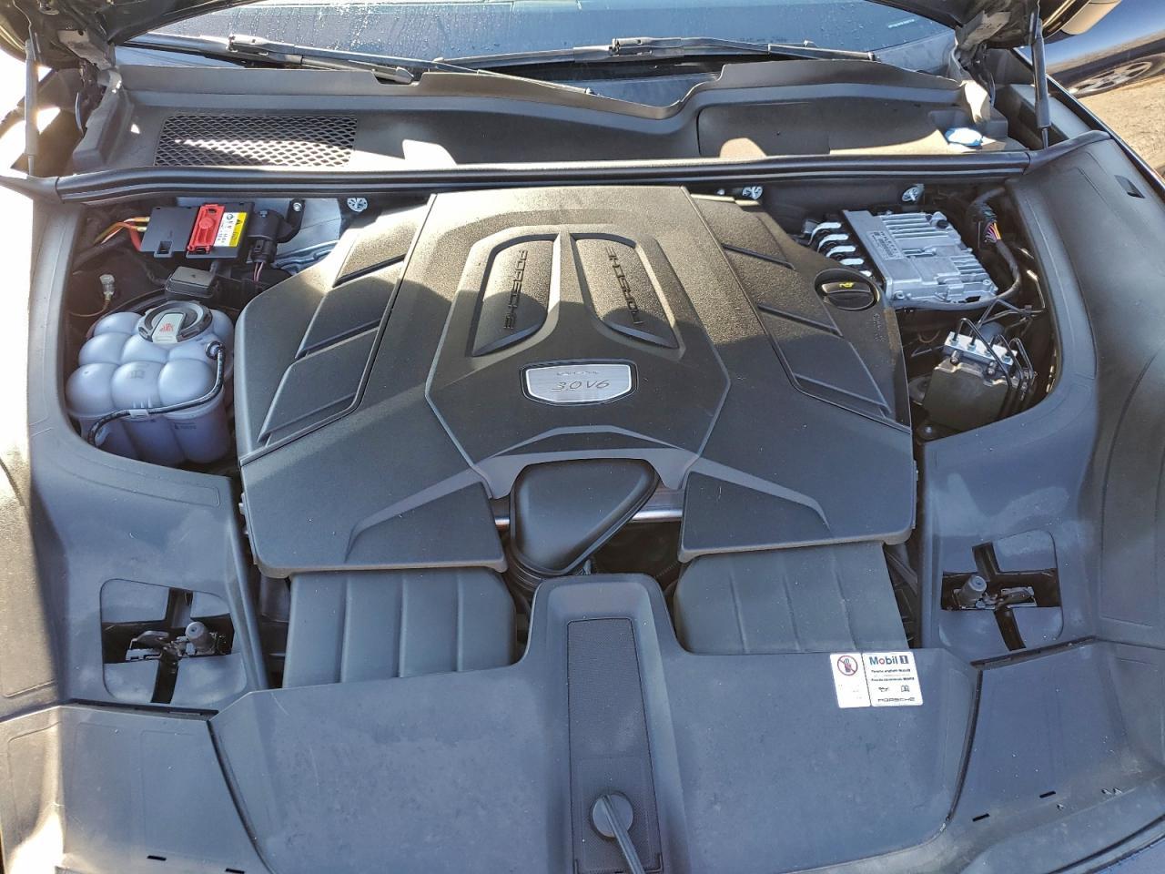 2020 PORSCHE CAYENNE