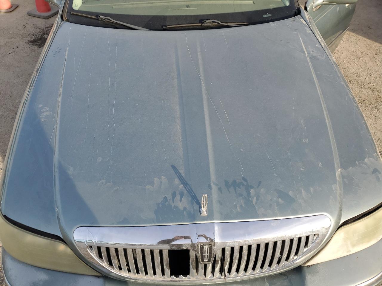 2004 LINCOLN Town Car