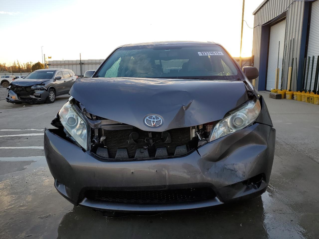 2016 TOYOTA SIENNA
