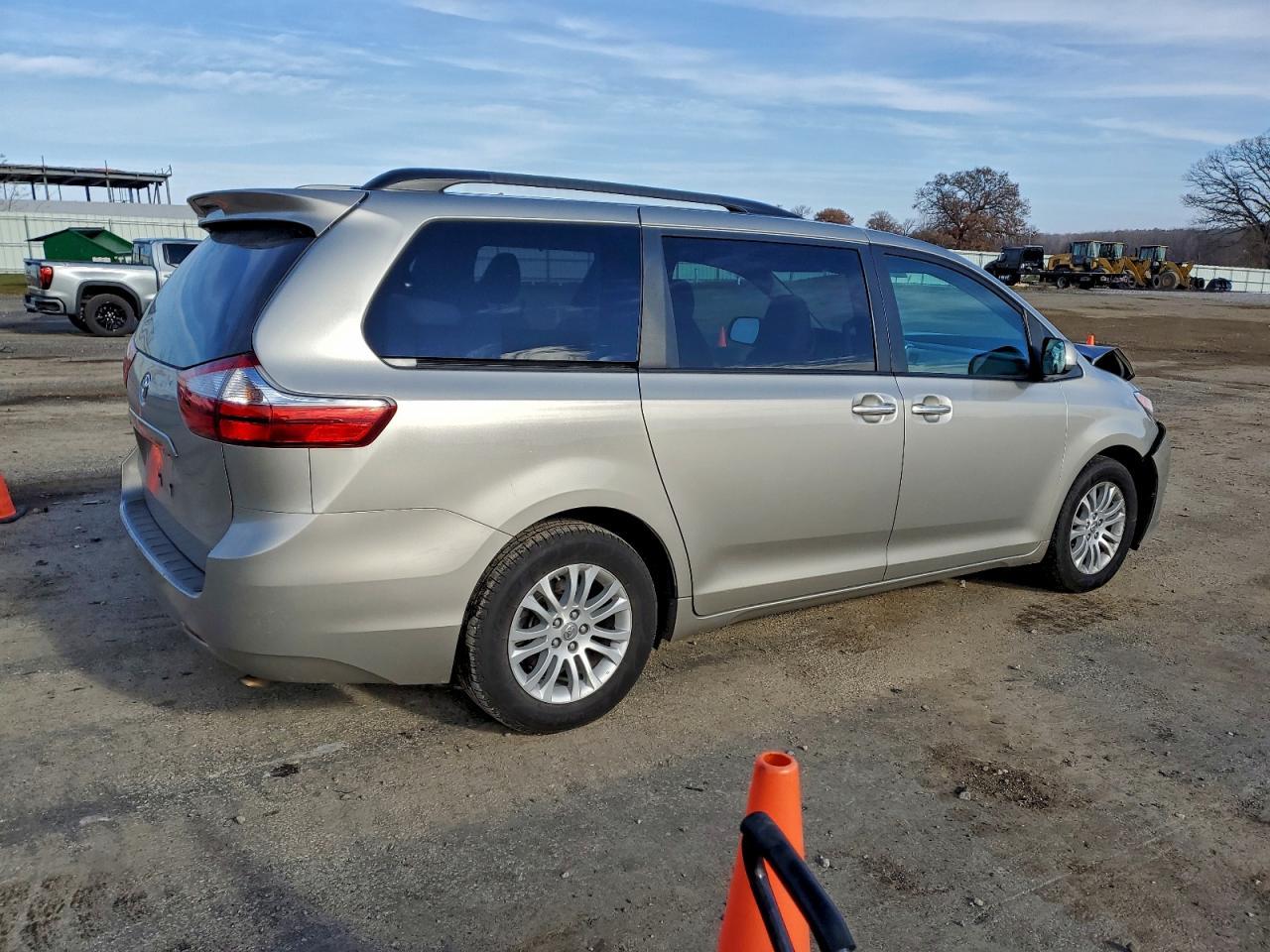 2016 TOYOTA SIENNA