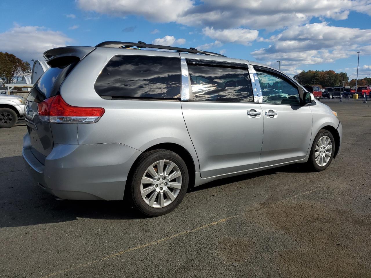 2012 TOYOTA SIENNA