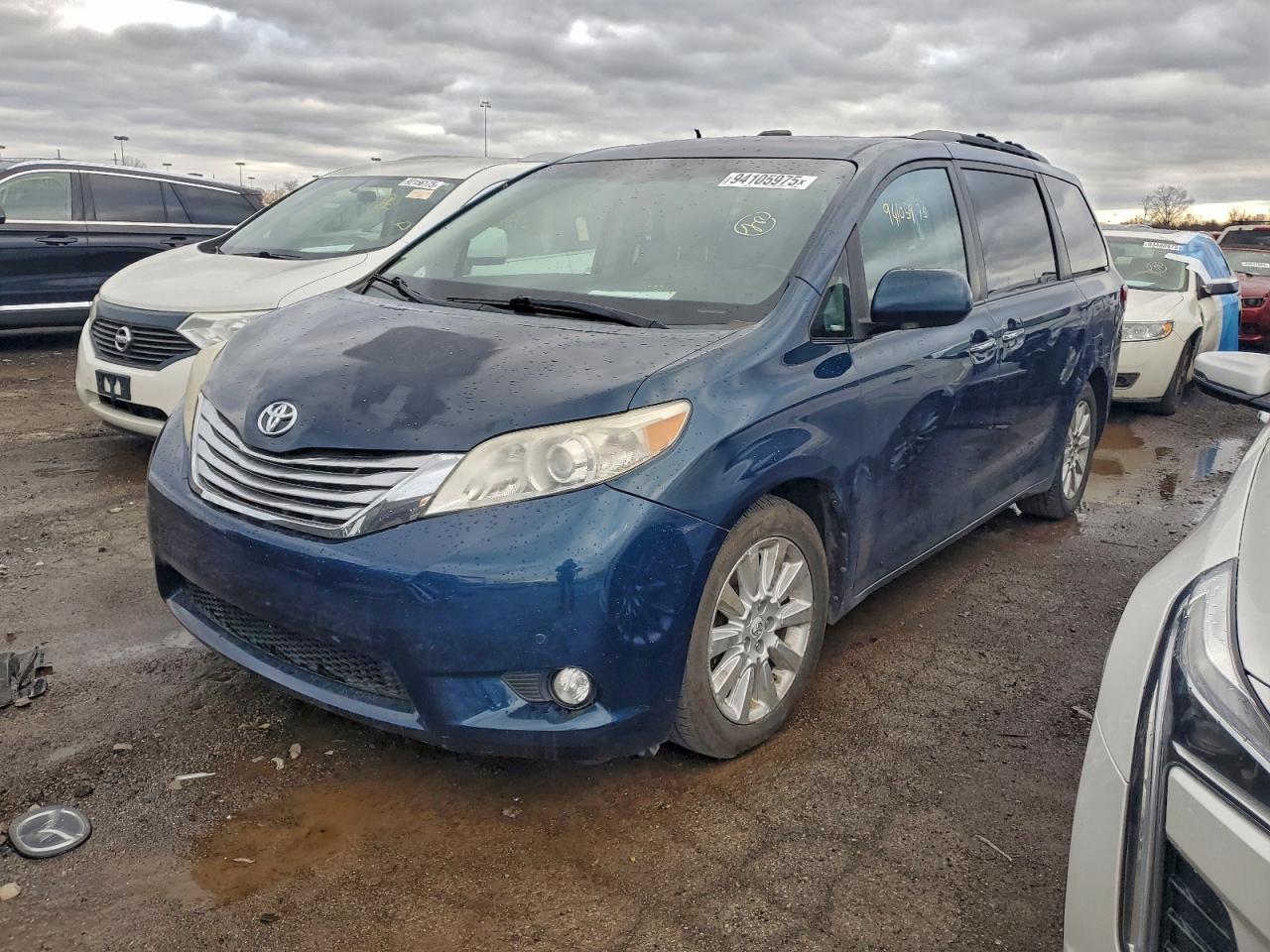 2011 TOYOTA SIENNA