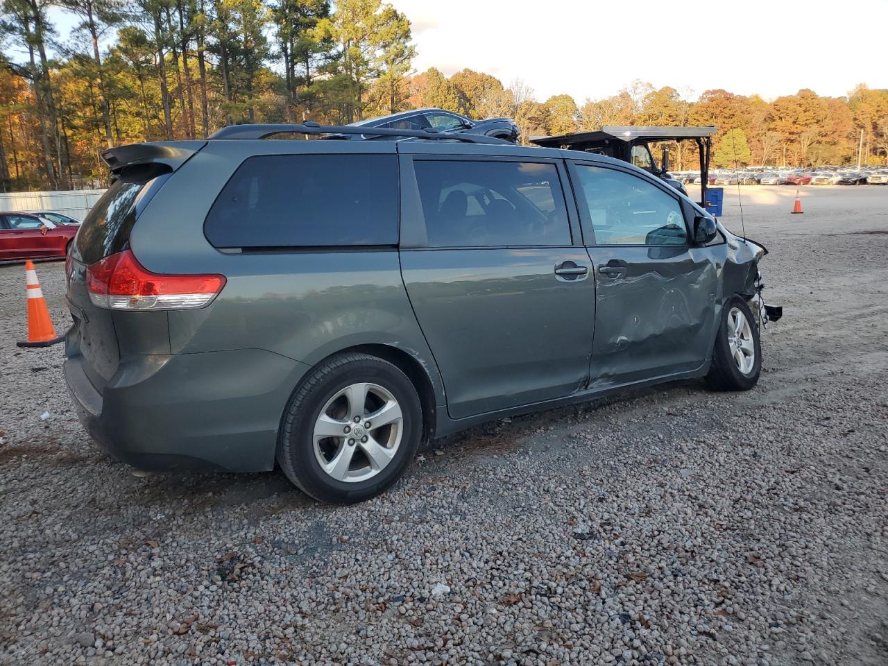 2013 TOYOTA SIENNA