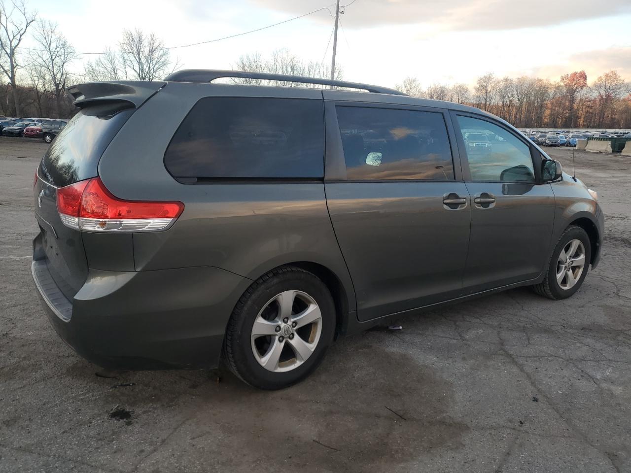 2012 TOYOTA SIENNA