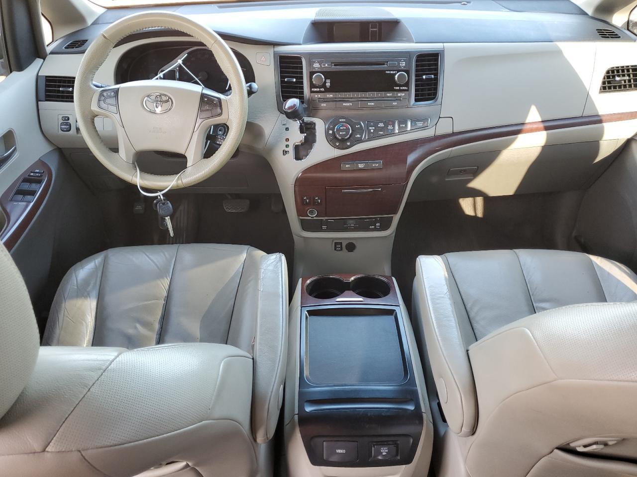 2011 TOYOTA SIENNA