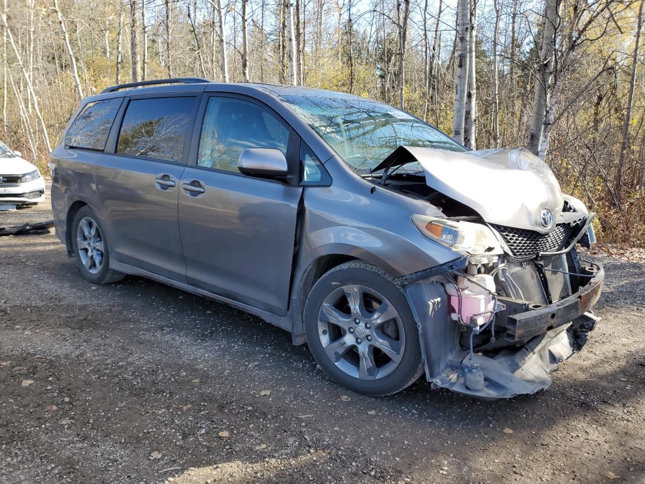 2011 TOYOTA SIENNA