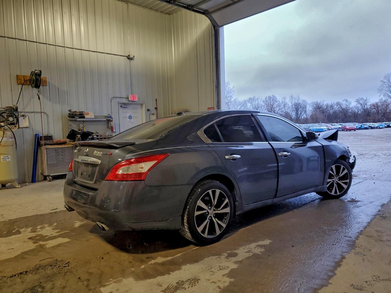 2010 NISSAN Maxima
