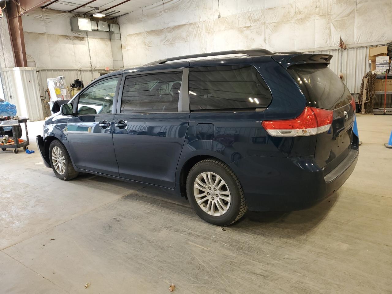 2011 TOYOTA SIENNA