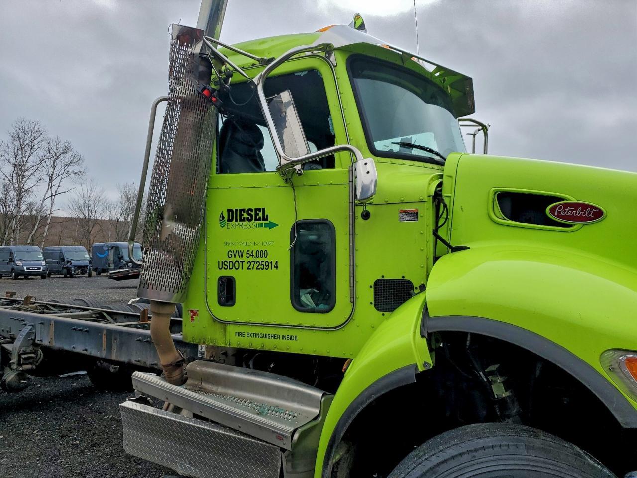 2022 PETERBILT 348
