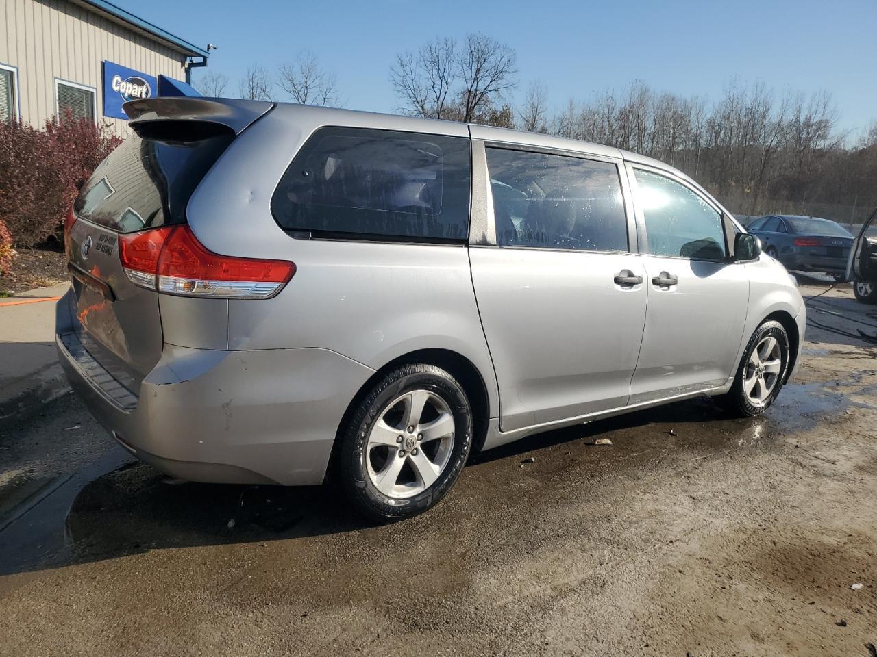 2011 TOYOTA SIENNA
