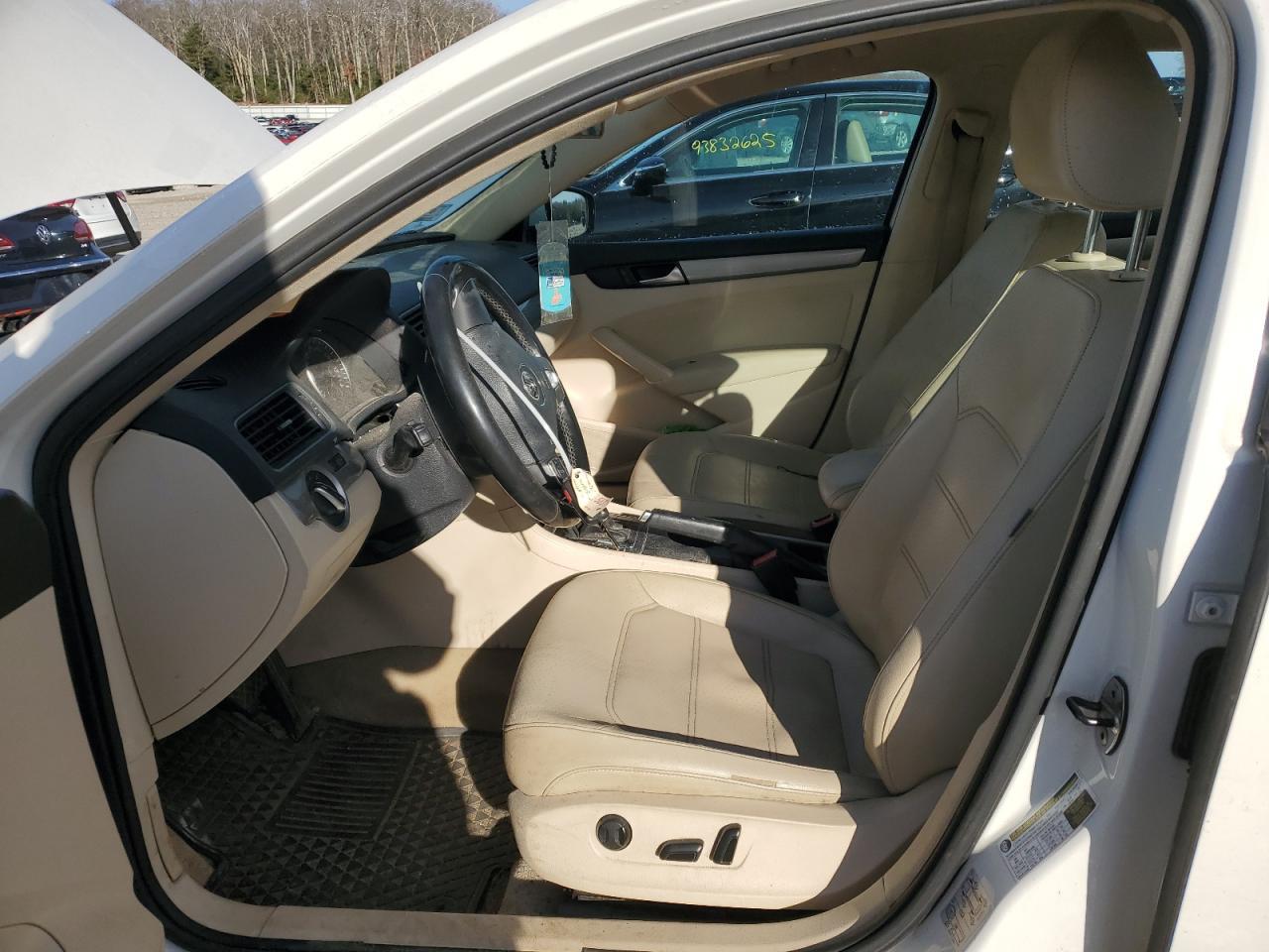 2014 VOLKSWAGEN Passat
