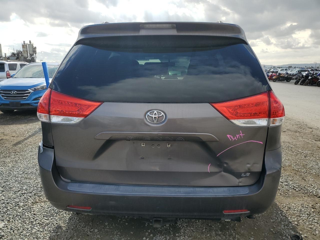 2011 TOYOTA SIENNA
