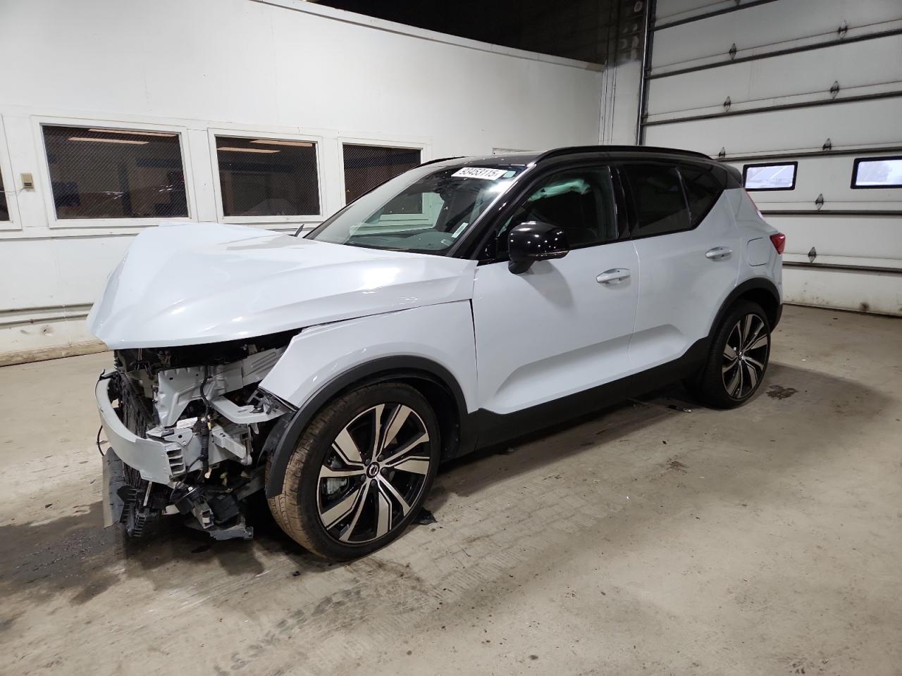 2022 VOLVO XC40