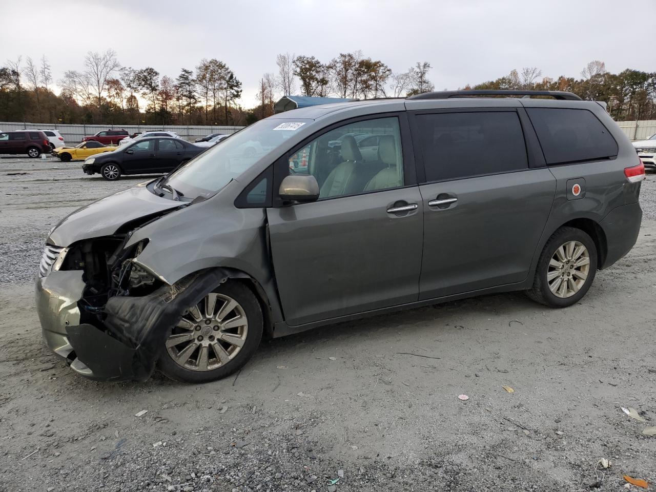 2011 TOYOTA SIENNA