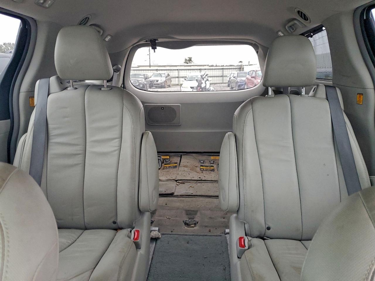 2013 TOYOTA SIENNA