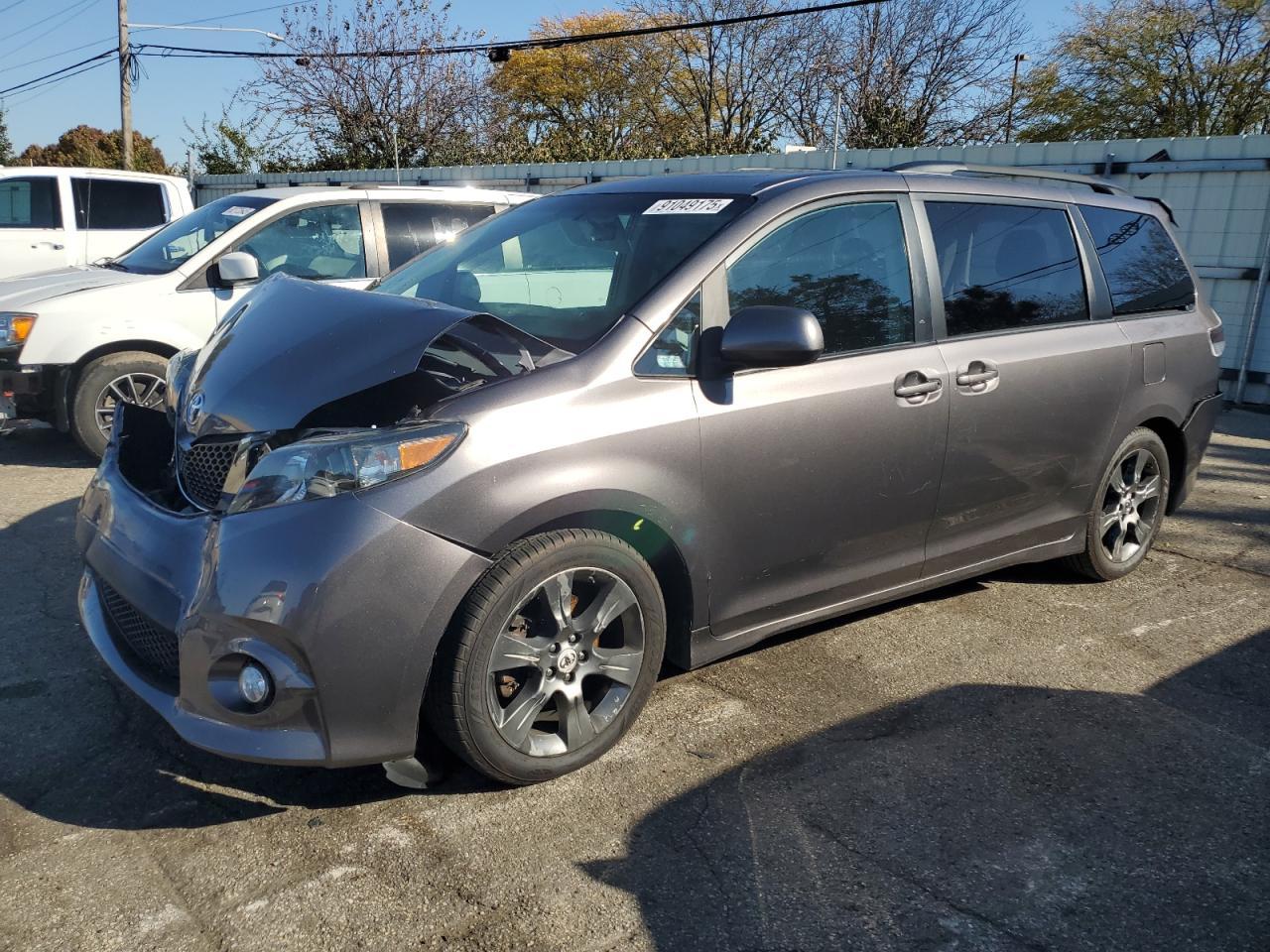 2011 TOYOTA SIENNA